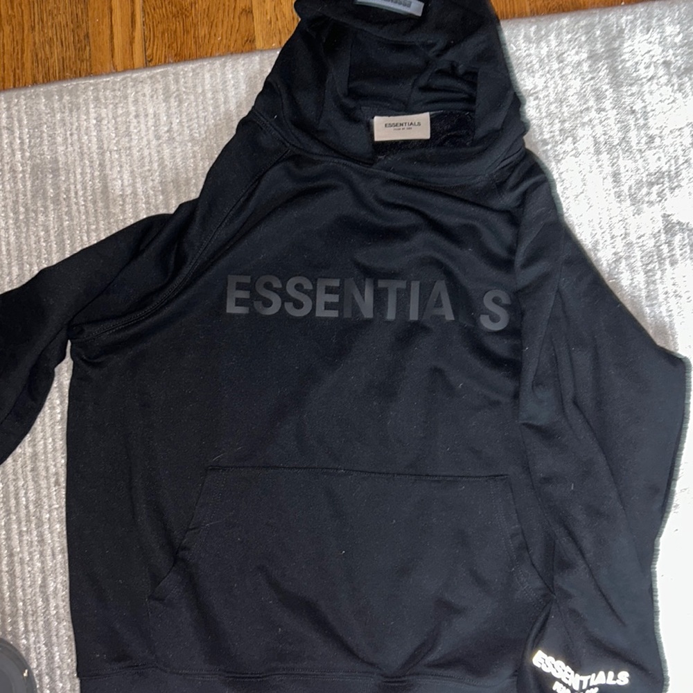 ESSENTIALS MEN M REFLECTIVE LOGO BLACK